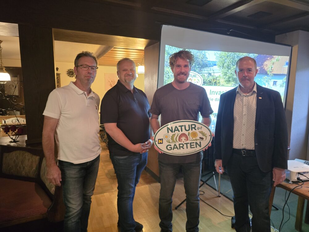 Natur im Garten: Vier Männer stehen vor einer Leinwand mit Projektion
