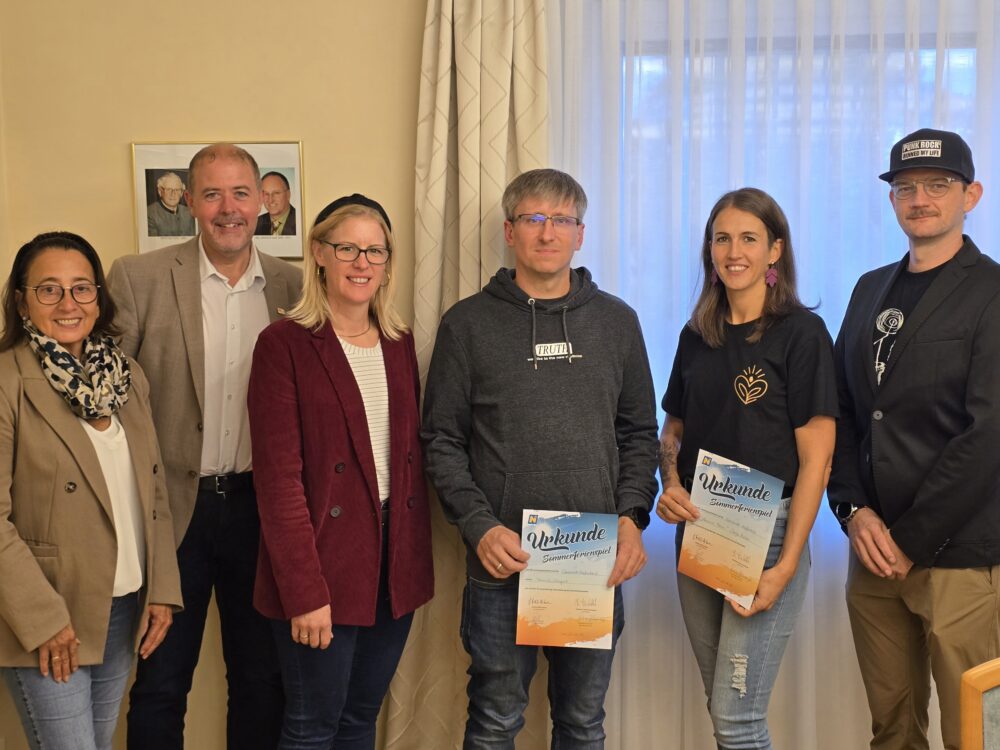 Sechs Personen mit Urkunden bei der Sommerferienspiel-Verleihung in der Steiermark