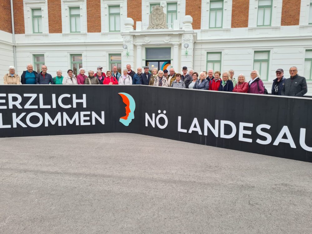 NÖ Landesausstellung: Gruppe von Besuchern vor Gebäude in St. Pölten